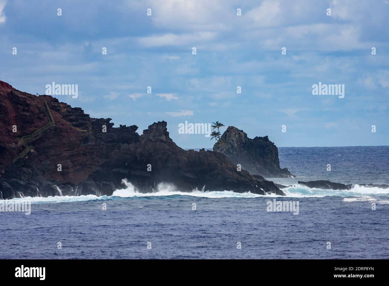 Blick vom Kreuzfahrtschiff Pacific Princess, während er in Bounty Bay auf den Pitcairn Islands festmacht, eine kleine Gruppe von Inseln, die eine britische Übersee sind Stockfoto