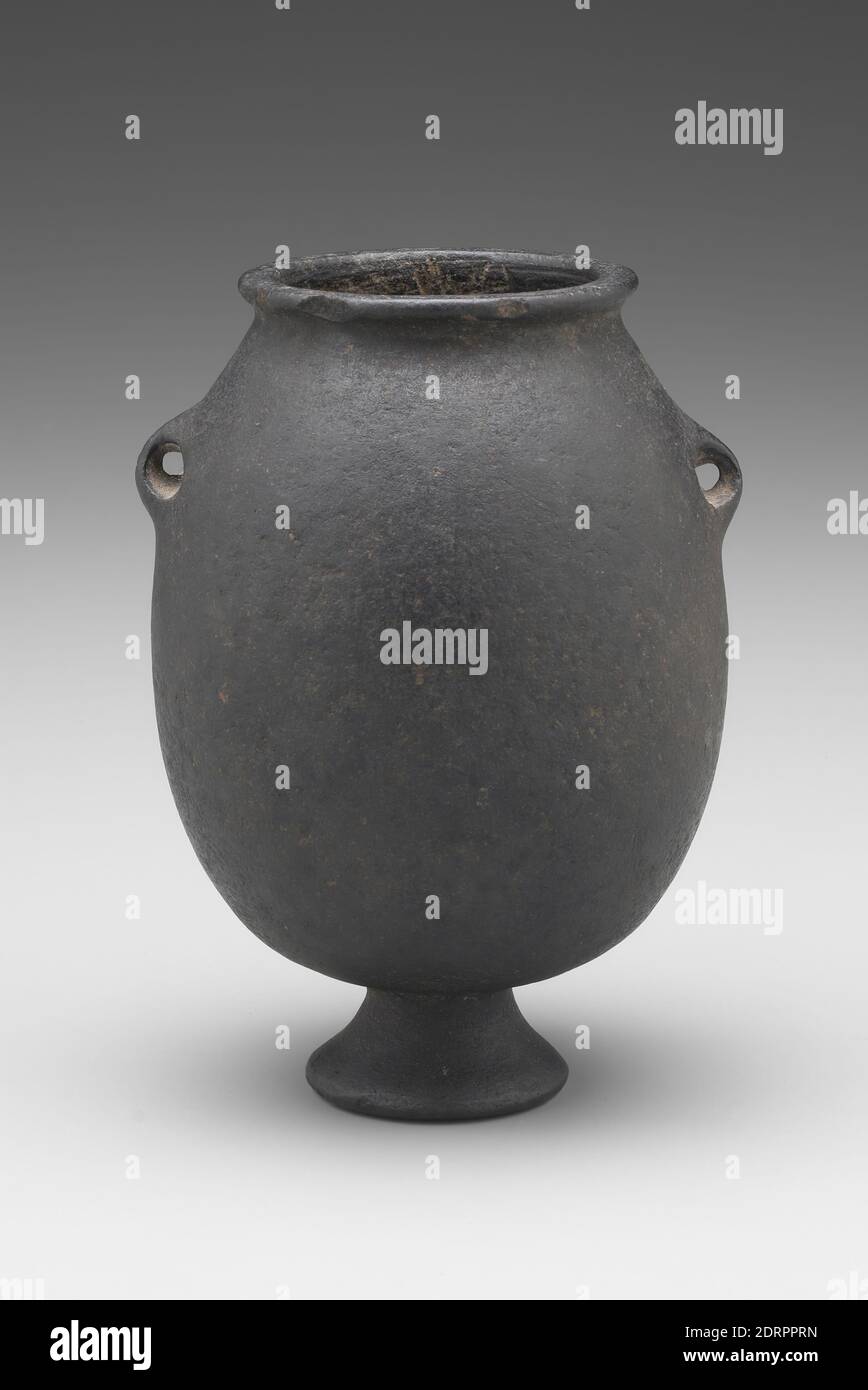 Vase mit Fußnägeln, schwarzer Basalt, 12.2 × 8.9 × 5.7 cm (4 13/16 × 3 1/2 × 2 1/4 in.), ägyptisch, prädynastisch, Naqada I, Behälter - Stein Stockfoto