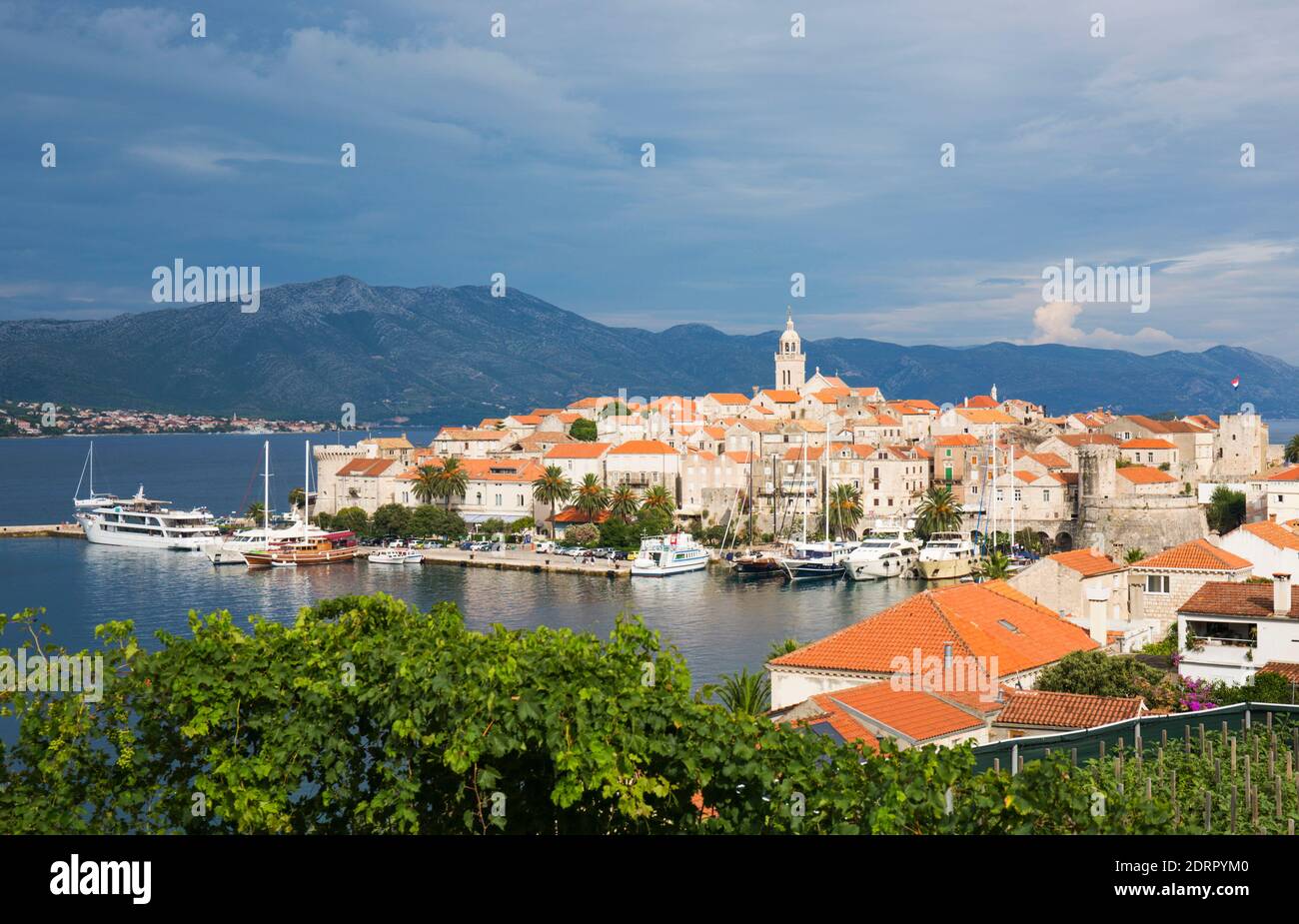 Korčula Stadt, Korčula, Dubrovnik-Neretva, Kroatien. Blick über die Dächer auf die Altstadt und den Hafen. Stockfoto