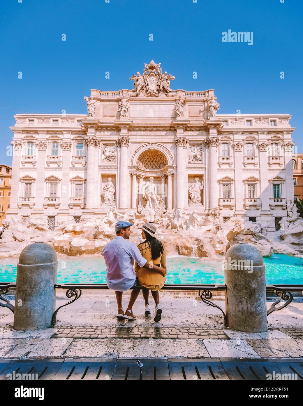 Junges Paar mittleren Alters auf einem Städtetrip in Rom Italien Europa, paar Sightseeing-Besuch Fontana di Trevi in Rom Italien Stockfoto