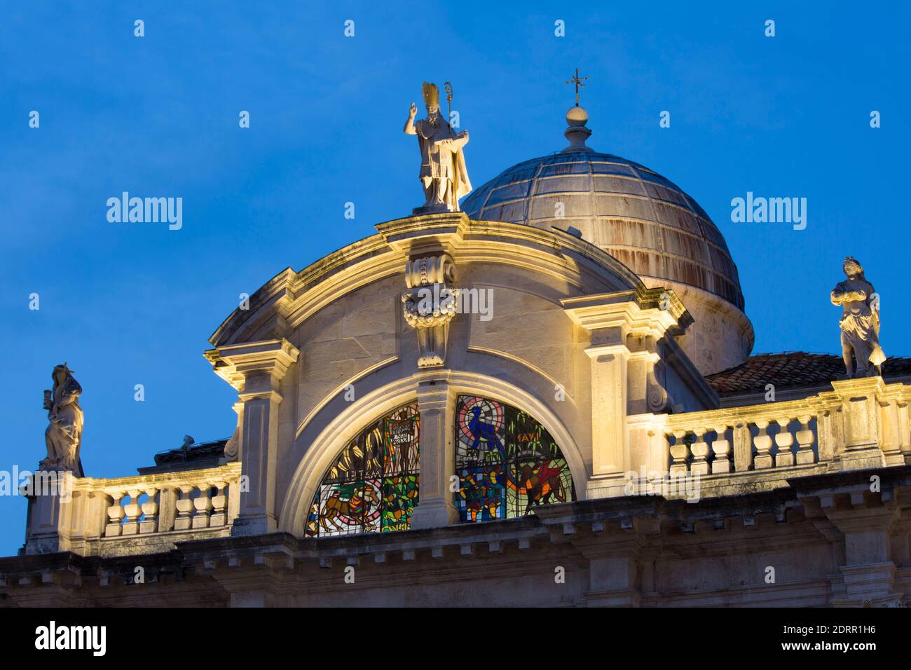 Dubrovnik, Dubrovnik-Neretva, Kroatien. Beleuchtete barocke façade und Kuppel der St. Blaise Kirche, Morgendämmerung. Stockfoto