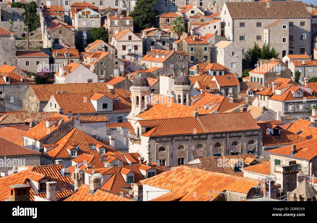 Dubrovnik, Dubrovnik-Neretva, Kroatien. Blick über die Dächer der Altstadt von der Stadtmauer, Kirche der Heiligen Verkündigung prominent. Stockfoto