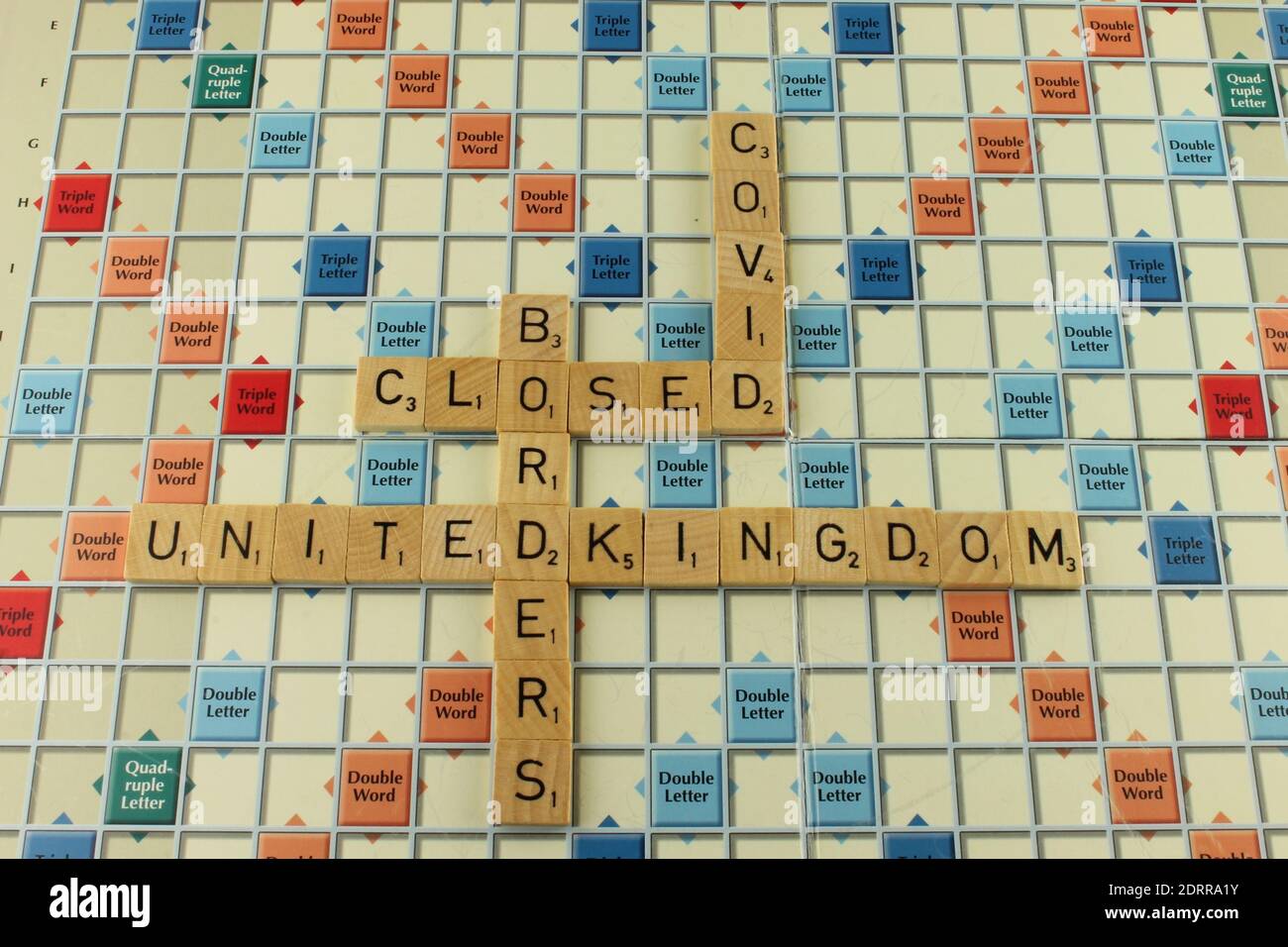 Die britischen Grenzen für Reisen sind aufgrund des kovidierten Variantenkonzepts geschlossen Ein Scrabble Board Stockfoto