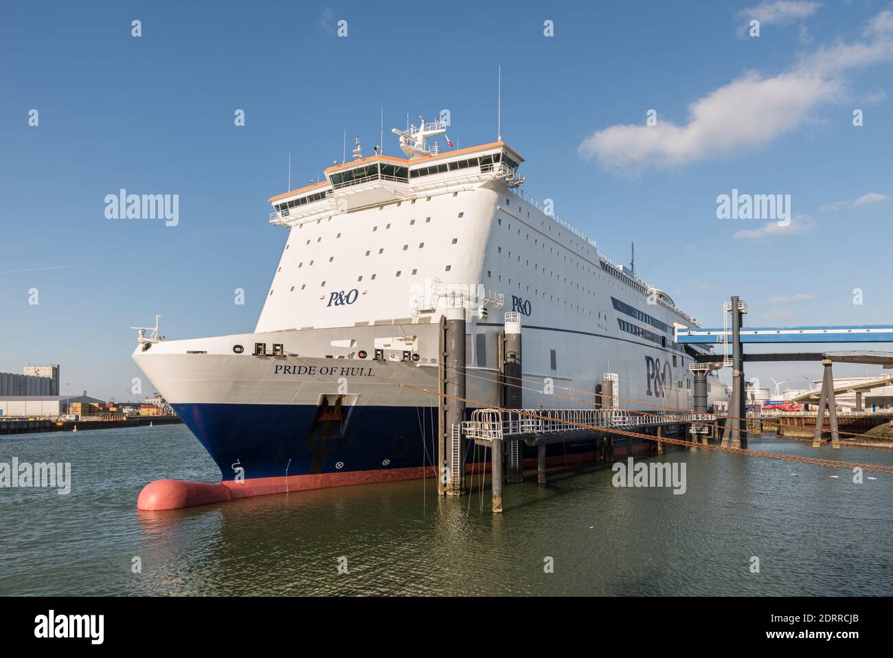 ROTTERDAM EUROPOORT, NIEDERLANDE 29. FEBRUAR 2016 Die Fähre Pride of Hull wird am Terminal ROTTERDAM EUROPOORT, NIEDERLANDE 29. FEBRUAR 2016 Die Fähre Pride of Hull wird am Terminal