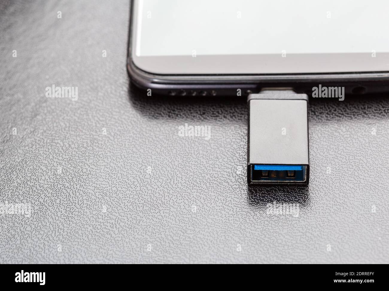 Handy oder Smartphone mit USB OTG Daten angeschlossen Stockfoto