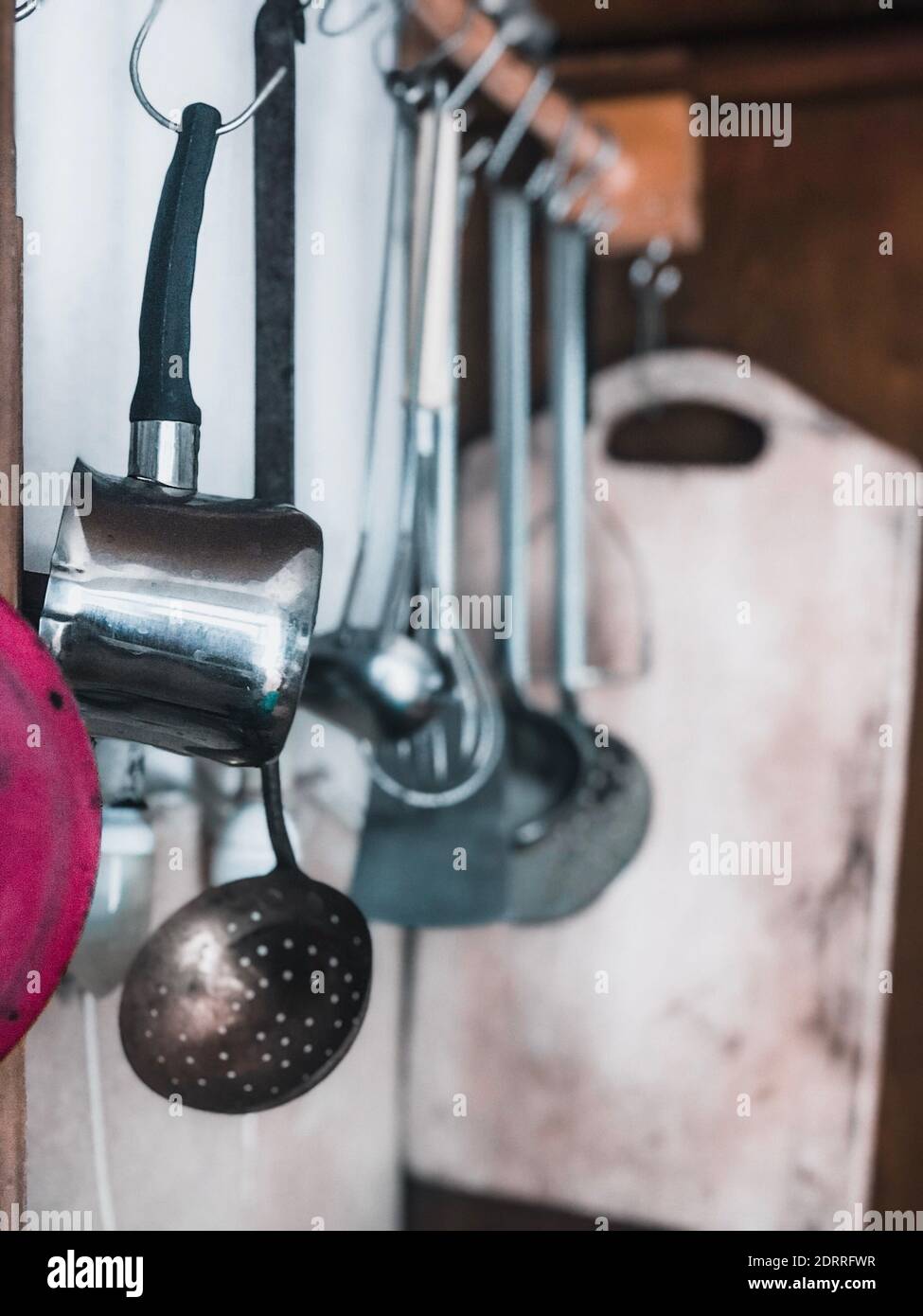 Verschiedene Utensilien Aufhängen An Haken In Der Küche Stockfotografie -  Alamy