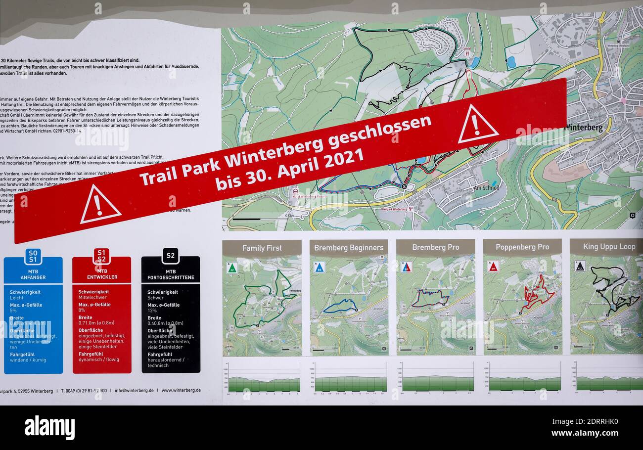 Winterberg, Sauerland, Nordrhein-Westfalen, Deutschland - Trail Park Winterberg geschlossen, kein Wintersport in Winterberg in Zeiten der Corona-Krise am Stockfoto