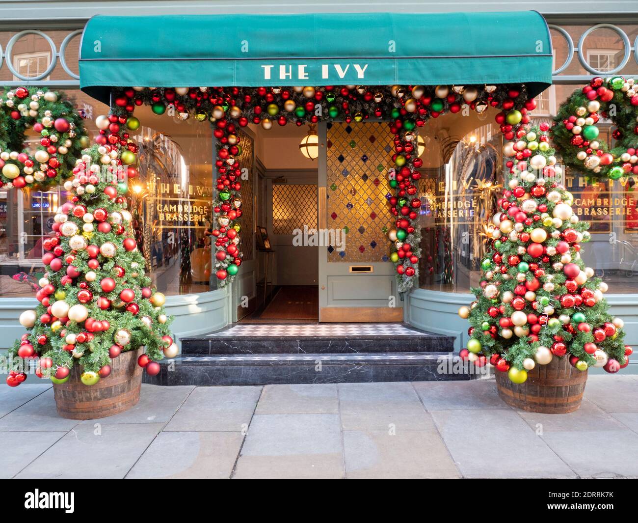 Das Ivy Restaurant in Cambridge, Großbritannien, mit Weihnachtsdekoration im Freien Stockfoto
