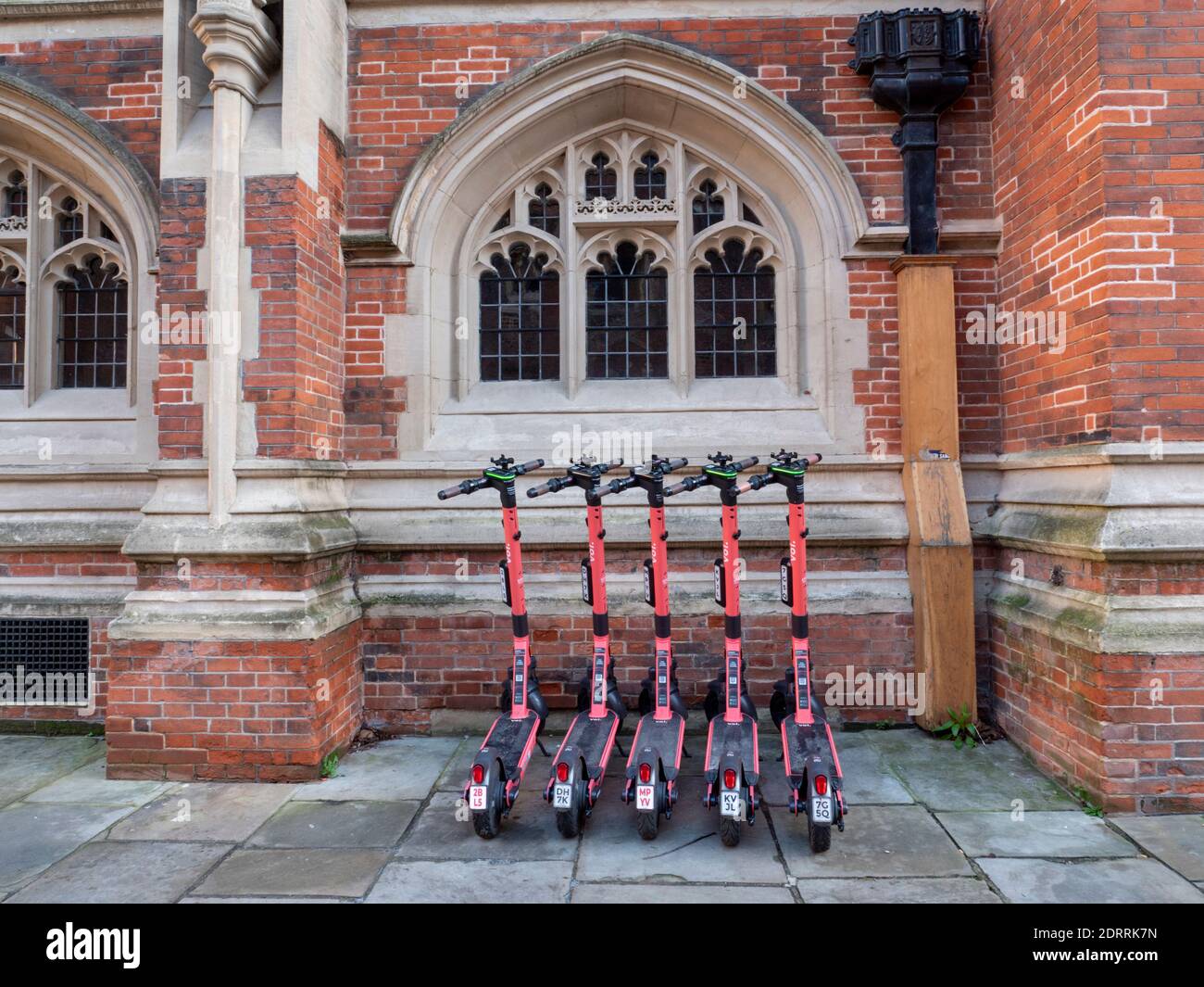 VOI Elektro-Scooter geparkt in Cambridge UK Teil eines Regelung für den grünen Verkehr in der Stadt Stockfoto