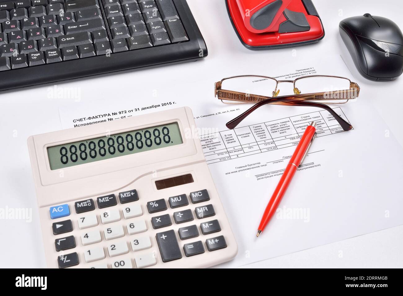Tischbuchhalter: Rechnung, Tastatur, Rechner, Maus und roter Stift Büro- und Computerzubehör. Stockfoto