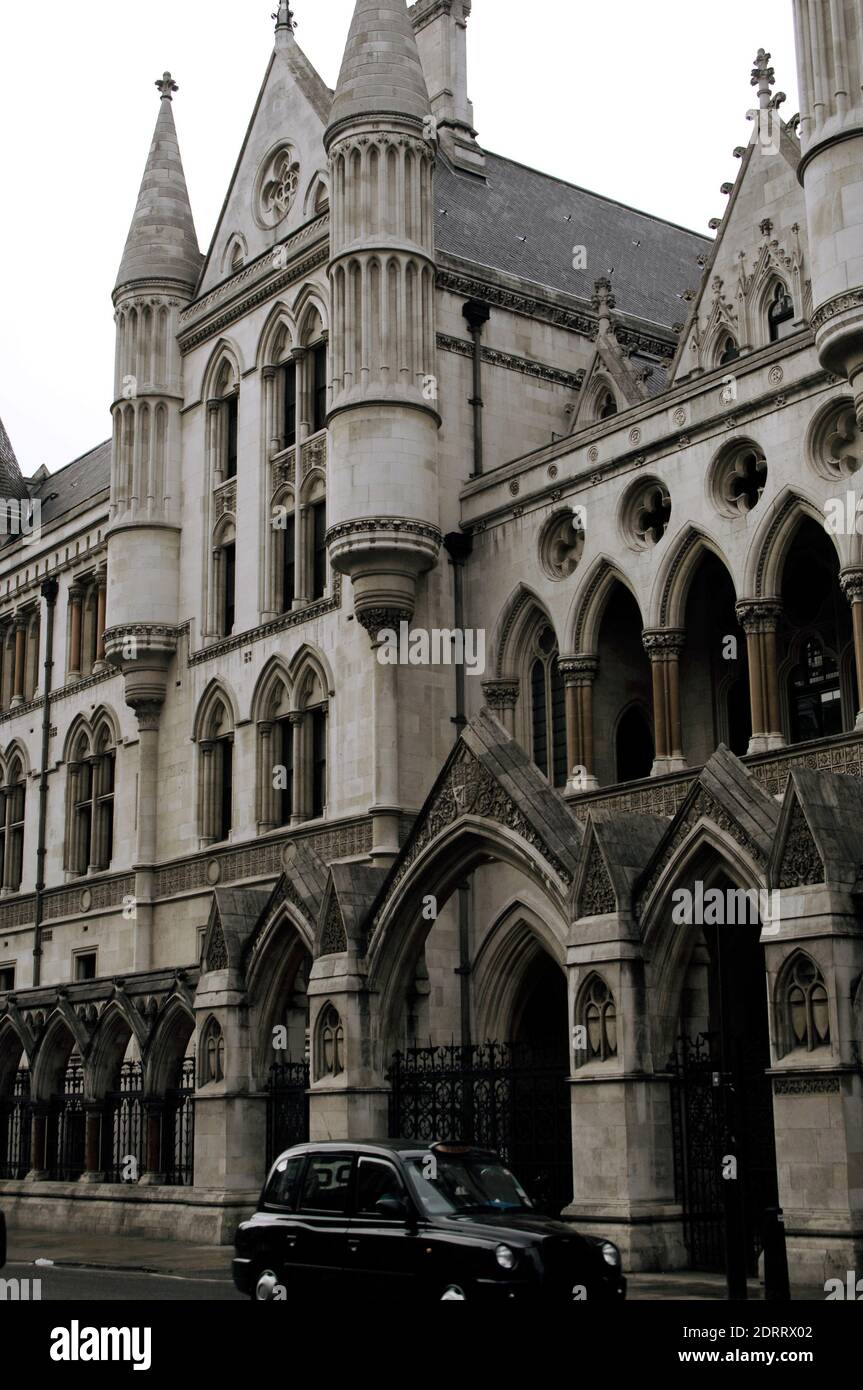 Großbritannien, England, London. Die Königlichen Gerichte (Gerichtshöfe). Erbaut von George Edmund Street (1824-1881) im viktorianischen gotischen Stil in den 1870er Jahren und eröffnet von Königin Victoria im Jahr 1882. Stockfoto