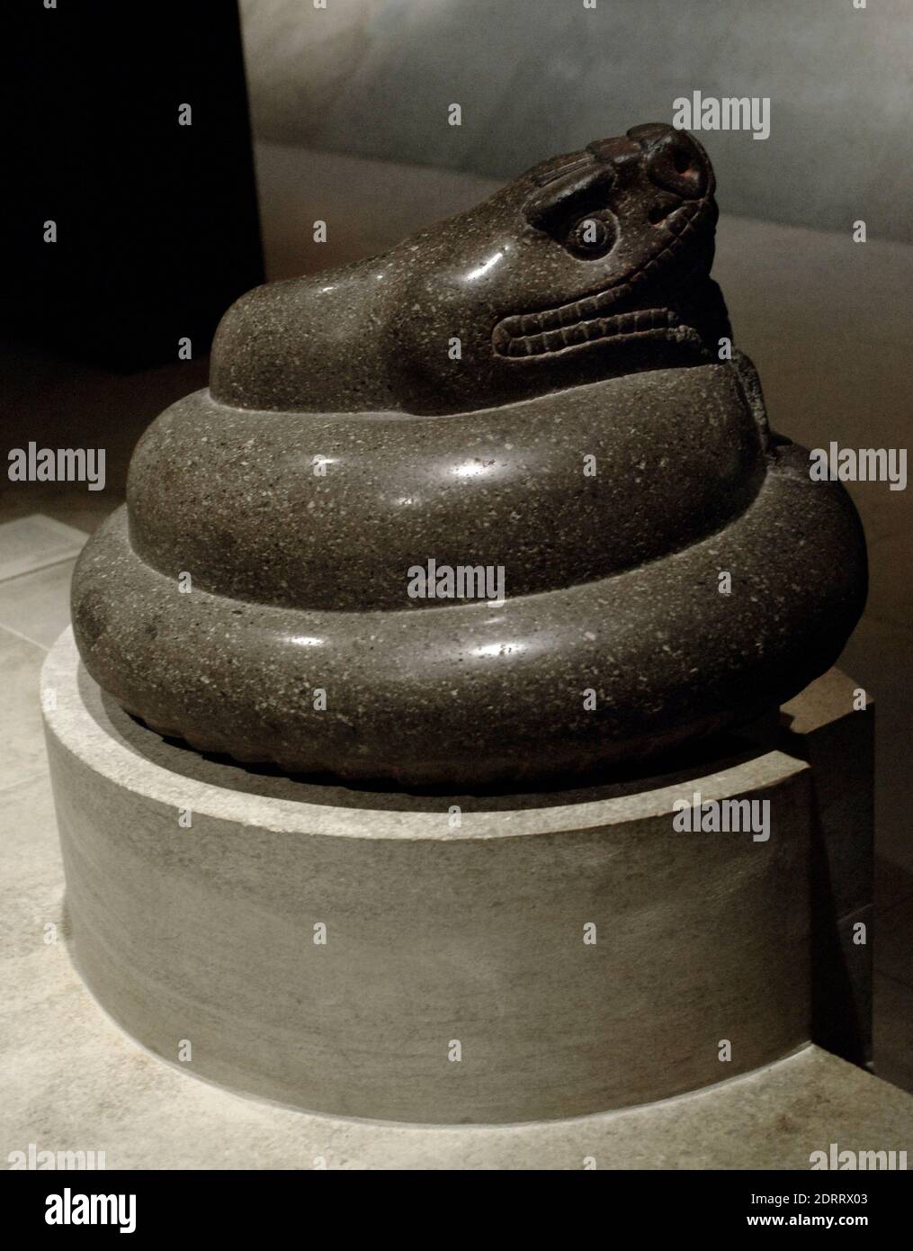 Vor-kolumbianisch. Aztekenwickelter Klapperschlange, c. 1325-1521. Granit. Höhe : 36 cm, Durchmesser: 53 cm. British Museum, London, England, Vereinigtes Königreich. Stockfoto