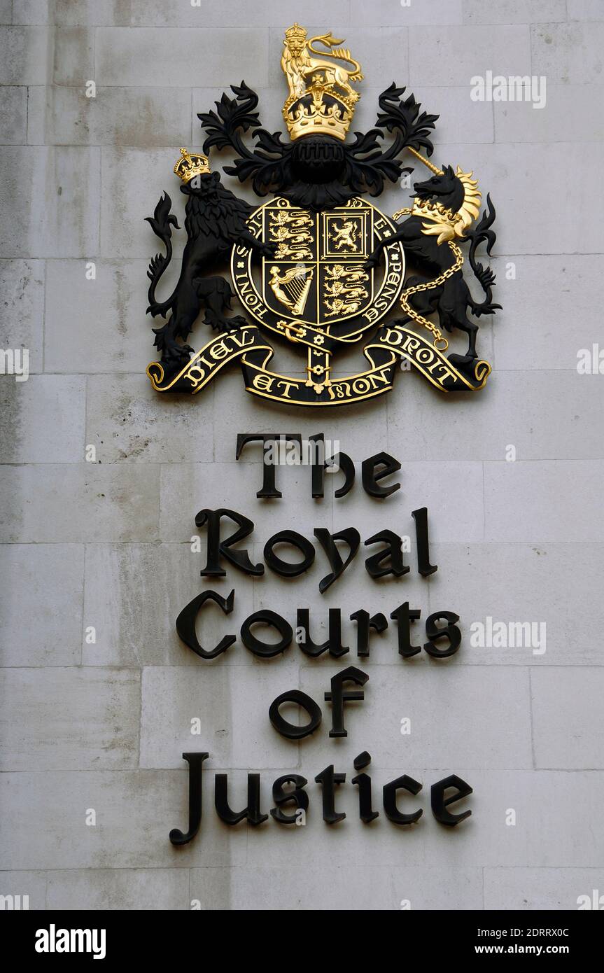 Großbritannien, England, London. Die Königlichen Gerichte (Gerichtshöfe). Äußere Details. Name des Royal Courts of Justice (Law Courts) und des königlichen Wappens des Vereinigten Königreichs. Stockfoto