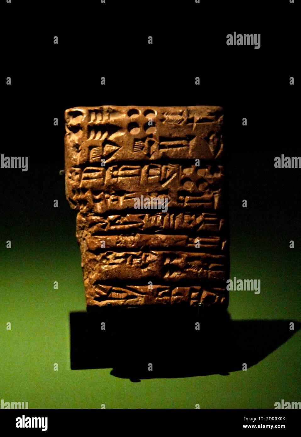 Tablet in akkadischer Sprache. Wirtschaftstext datiert auf das dritte Jahr von Shar-Kali-Sharri's Regierungszeit (c. 2217 V. CHR.-2293 V. CHR.). Lehm. Von Girsu (jetzt Tello). Louvre Museum. Paris, Frankreich. Stockfoto