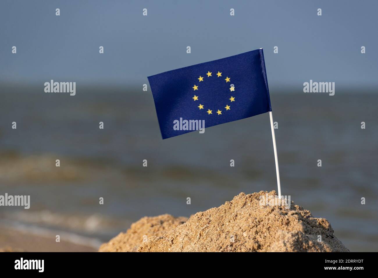 Flagge der EU auf Meeresgrund. Sommerurlaub in Europa. Stockfoto