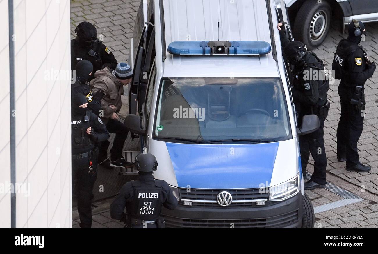 Magdeburg, Deutschland. Dezember 2020. Der Angeklagte Stephan Balliet, begleitet von Justizpersonal, Gerät nach dem Prozess in ein Justizfahrzeug. Zuvor war das Urteil verkündet worden. Der Attentäter hatte am 09. Oktober 2019 am höchsten jüdischen Feiertag Yom Kippur in der Synagoge in Halle zu Blutbad zu führen versucht. Quelle: Hendrik Schmidt/dpa-Zentralbild-POOL/dpa/Alamy Live News Stockfoto