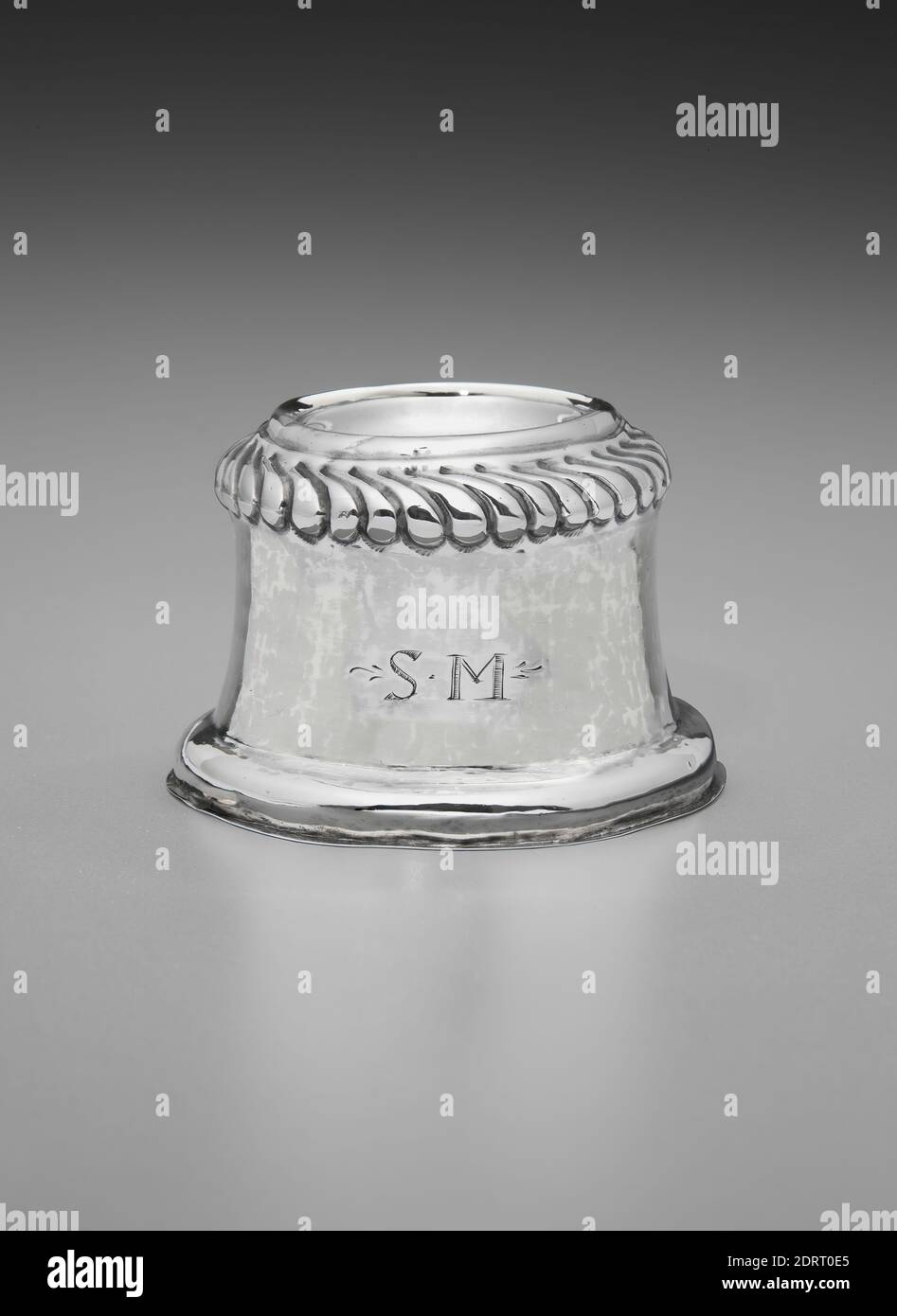 Hersteller: Edward Winslow, Amerikaner, 1669–1753, Trencher Salt, Silber, Höhe: 2 1/4 Zoll (5.7 cm), im späten siebzehnten Jahrhundert, Salze wurden Befestigungen auf den Tischen der wohlhabenden Kolonisten. Salze nahmen zwei Formen an: Hohe stehende Salze mit Knops, die den Salzbehälter umgaben, und das kleineres Grabensalz, von dem dies ein Beispiel ist. Während dieser Zeit war Salz noch ein teures gut, und die Aufnahme eines Salzbehälters auf einem Banketttisch signalisierte den Wohlstand des Besitzers. Stockfoto