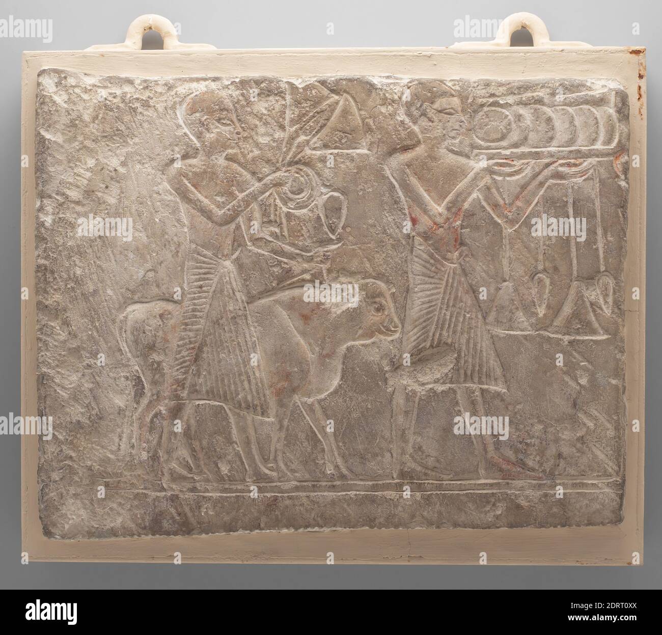 Mit Trägern, Kalkstein, 11 7/16 × 15 Zoll (29 × 38.1 cm), ägyptisch, Dynastien 19–20, Skulptur Stockfoto
