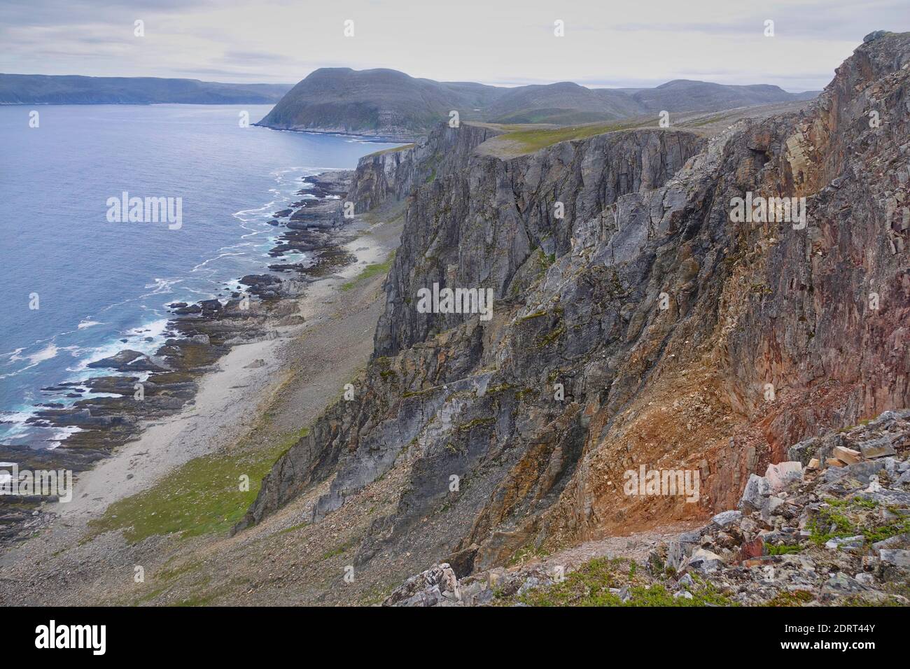 Hohe, felsige Klippen am Atlantischen Ozean Stockfoto