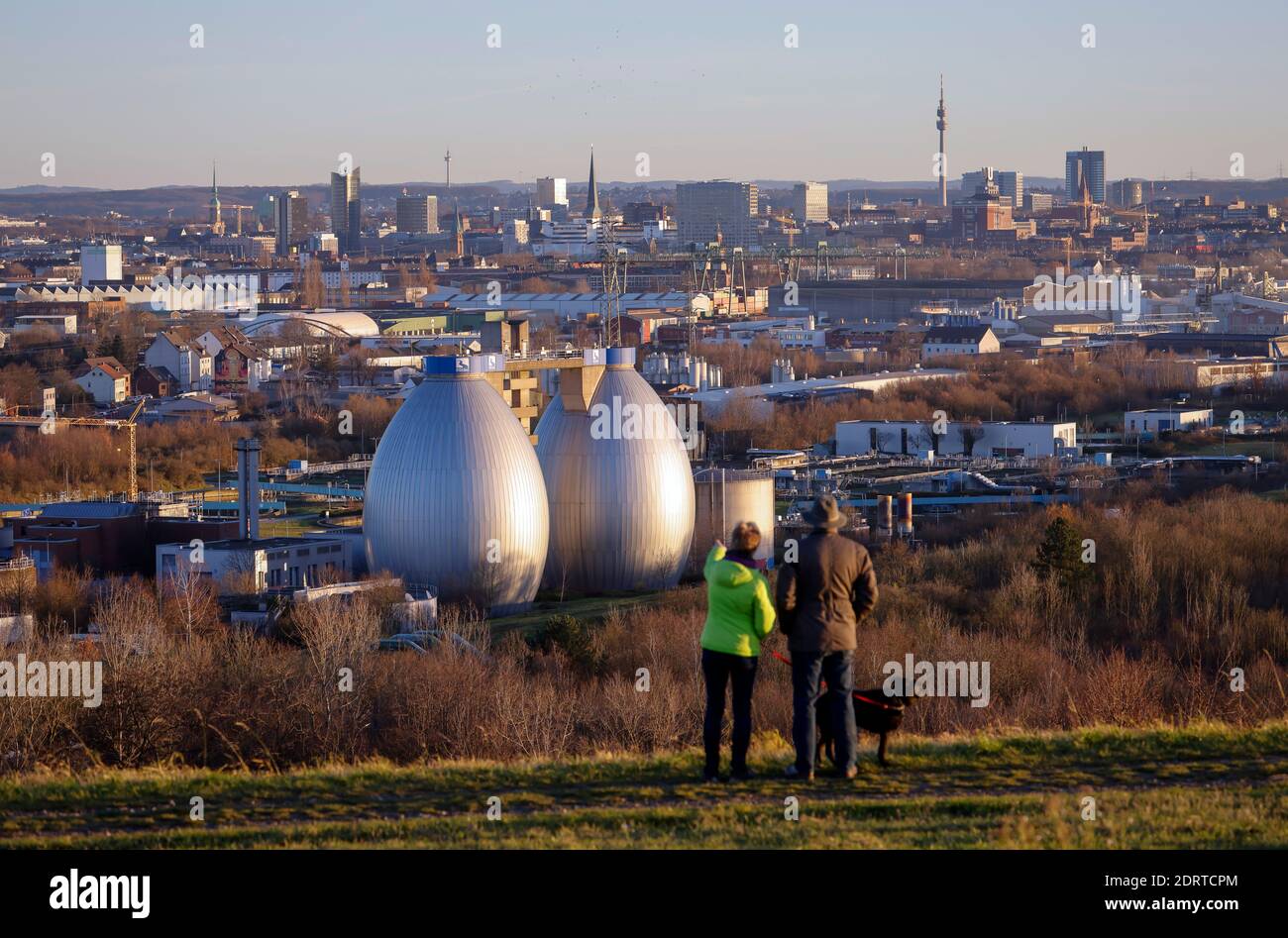 Dortmund, Ruhrgebiet, Nordrhein-Westfalen, Deutschland - Stadtpanorama Dortmund, Spaziergänger auf dem Deusenberg vor der Skyline der Dortmunder Innenstadt, Stockfoto