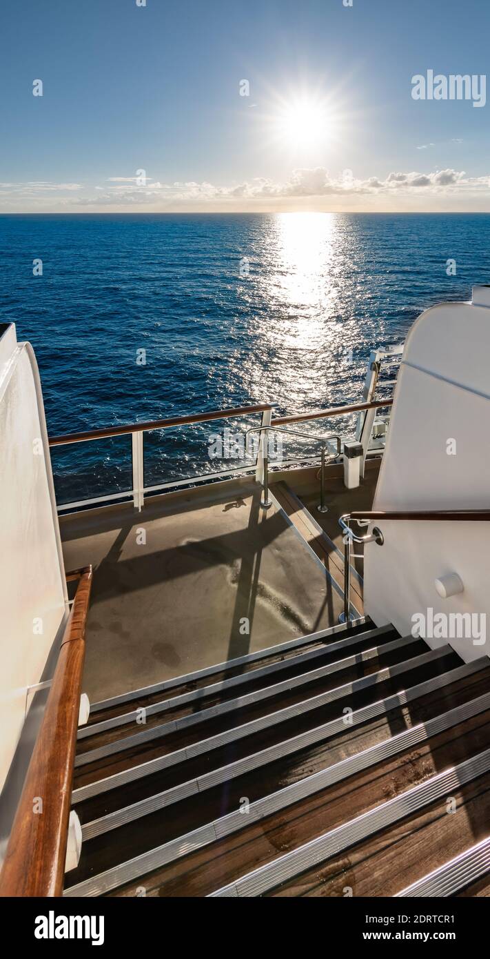 Blick auf den Sonnenuntergang von der Treppe draußen auf einem Segelschiff. Stockfoto