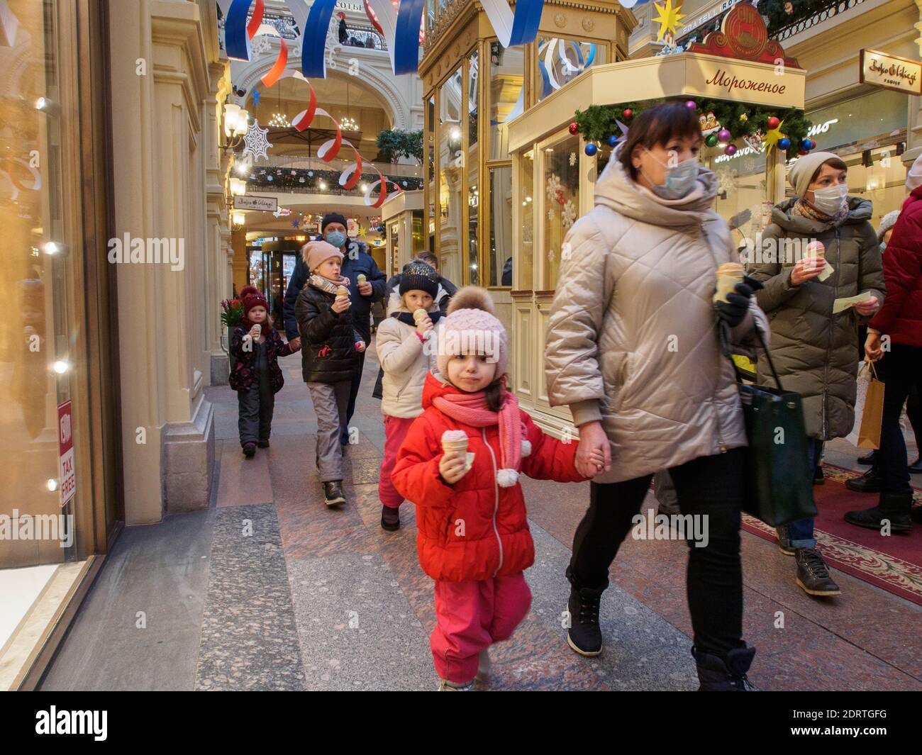 Kinder mit Eiszapfen im KAUGUMMILADEN gesehen. GUM verkauft seit 1954 Eis.  Im Dezember feierte das wichtigste Kaufhaus des Landes, GUM, sein  127-jähriges Bestehen. Dies ist ein muss für Moskauer Einwohner und  Besucher.