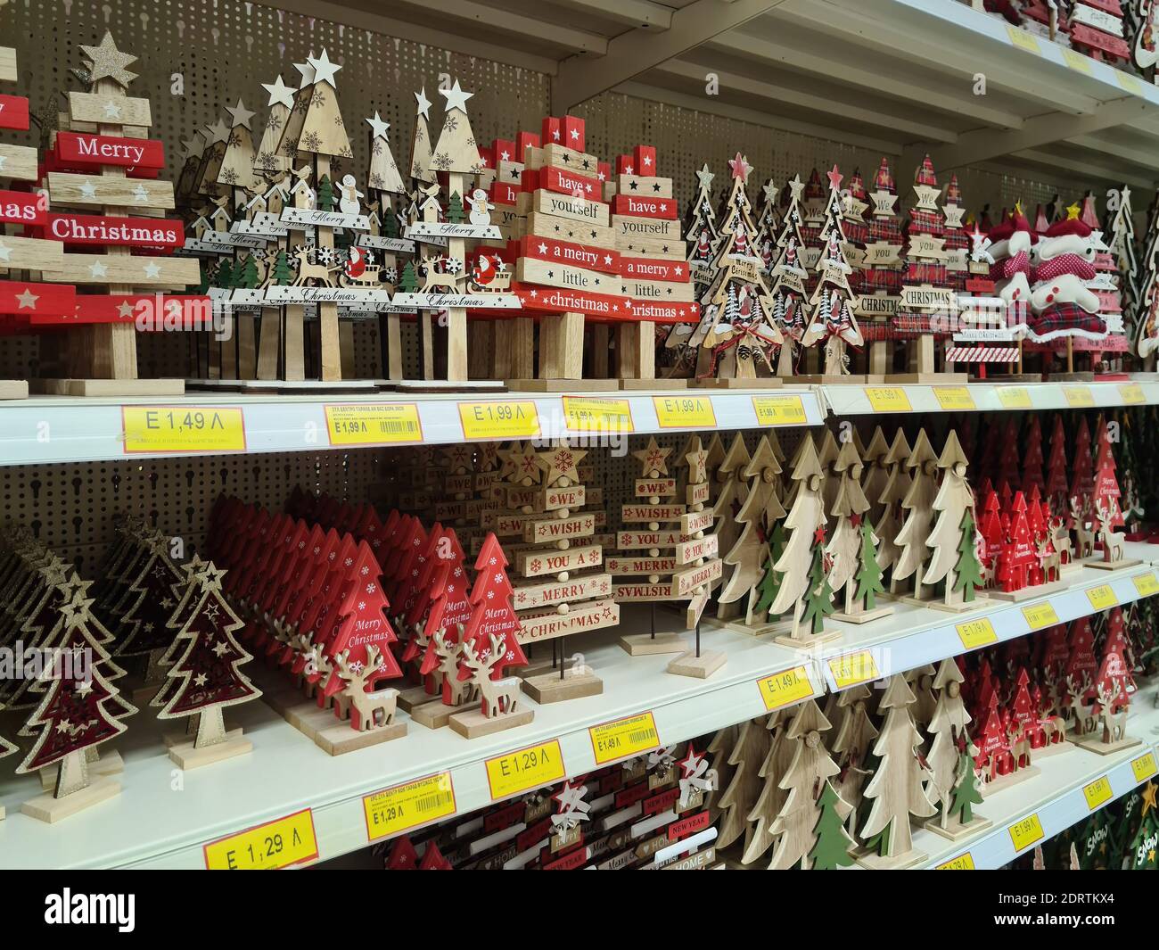 Thessaloniki, Griechenland - Oktober 27 2020: Weihnachts-Adventsfest-Produkte aus Holz im Regal. Festliche Dekorationen Figuren zum Verkauf auf dem Display Schaufenster innerhalb Shop-Galerie, mit Preisen in Euro. Stockfoto