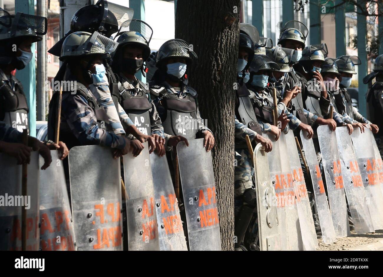 Kathmandu, Bagmati, Nepal. Dezember 2020. Nepalesisches Sicherheitspersonal steht Wache, da viele Proteste in der ganzen Nation ausbrachen, die gegen die Auflösung des parlaments in Kathmandu, Nepal, am 21. Dezember organisiert wurden. 2020.Nepals Präsident Bidhya Devi Bhandari hat das parlament am Sonntag auf Antrag des Kabinetts von Premierminister KP Sharma Oli aufgelöst und angekündigt, dass am 30. April und 10. Mai 2021 Parlamentswahlen stattfinden werden. Quelle: Sunil Sharma/ZUMA Wire/Alamy Live News Stockfoto Kathmandu, Bagmati, Nepal. Dezember 2020. Nepalesisches Sicherheitspersonal steht Wache, da viele Proteste in der ganzen Nation ausbrachen, die gegen die Auflösung des parlaments in Kathmandu, Nepal, am 21. Dezember organisiert wurden. 2020.Nepals Präsident Bidhya Devi Bhandari hat das parlament am Sonntag auf Antrag des Kabinetts von Premierminister KP Sharma Oli aufgelöst und angekündigt, dass am 30. April und 10. Mai 2021 Parlamentswahlen stattfinden werden. Quelle: Sunil Sharma/ZUMA Wire/Alamy Live News Stockfoto