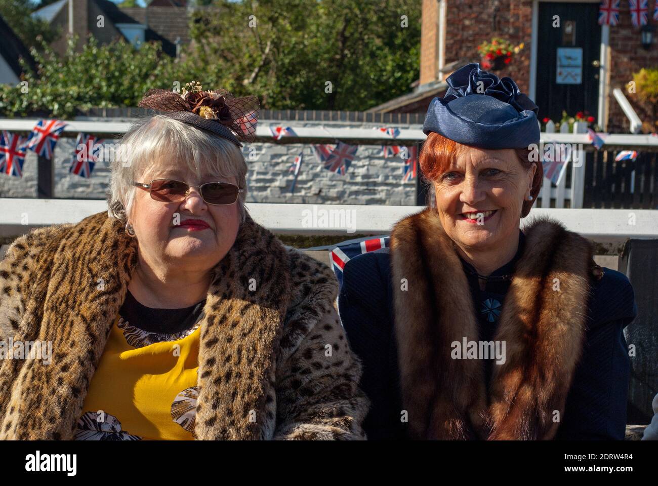 Ältere Damen in Kostüm aus den 40er Jahren in einem Dorf mit dem Thema des 2. Weltkriegs bei einem Kriegsereignis, Stoke Bruerne, Northamptonshire, Großbritannien Stockfoto