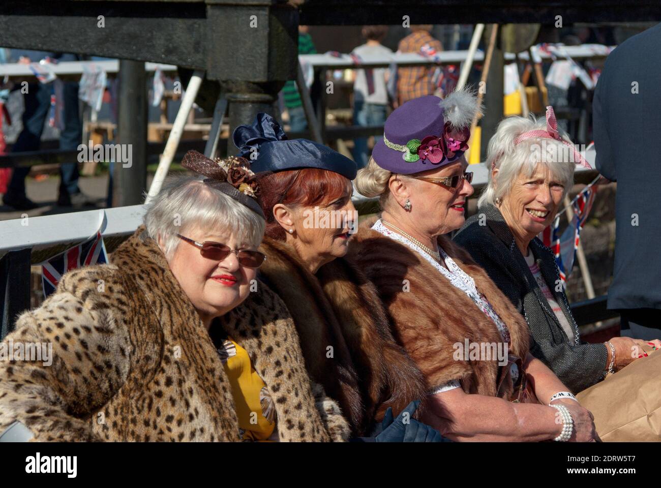 Ältere Damen in Kostüm aus den 40er Jahren in einem Dorf mit dem Thema des 2. Weltkriegs bei einem Kriegsereignis, Stoke Bruerne, Northamptonshire, Großbritannien Stockfoto