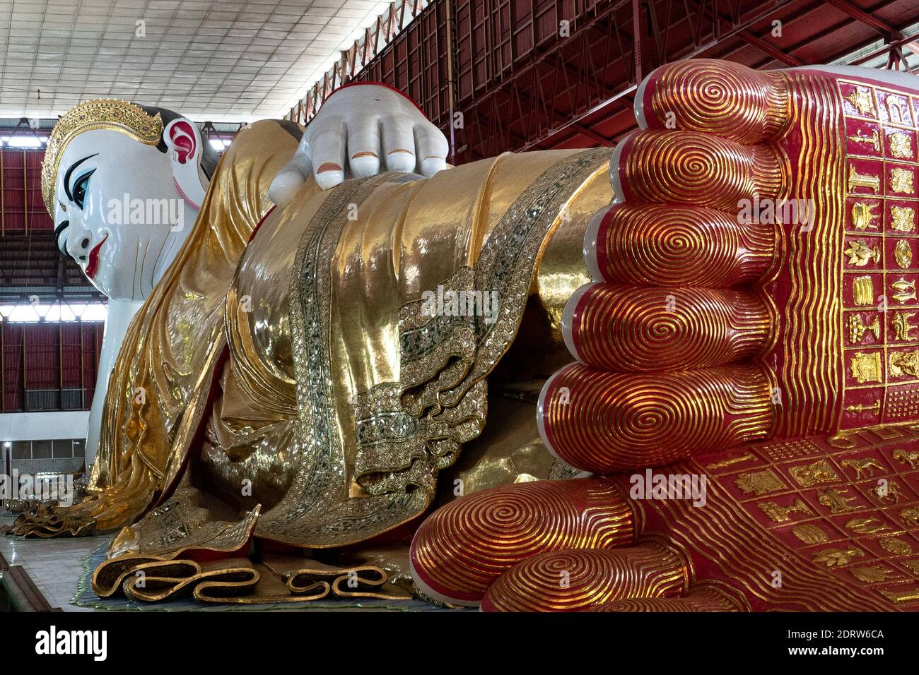 Mächtige Figur eines liegenden Buddha mit riesigen Füßen.Chaukhtatgyi Buddha Pagode. Yangon Myanamar 2019 Stockfoto