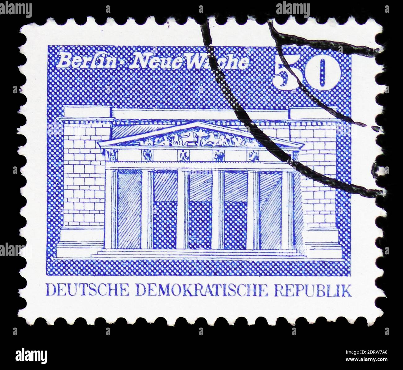 MOSKAU, RUSSLAND - 10. FEBRUAR 2019: Eine Briefmarke gedruckt in Deutschland, Demokratische Republik, zeigt New Guard, Berlin, Bau in der DDR-Serie, um 197 Stockfoto