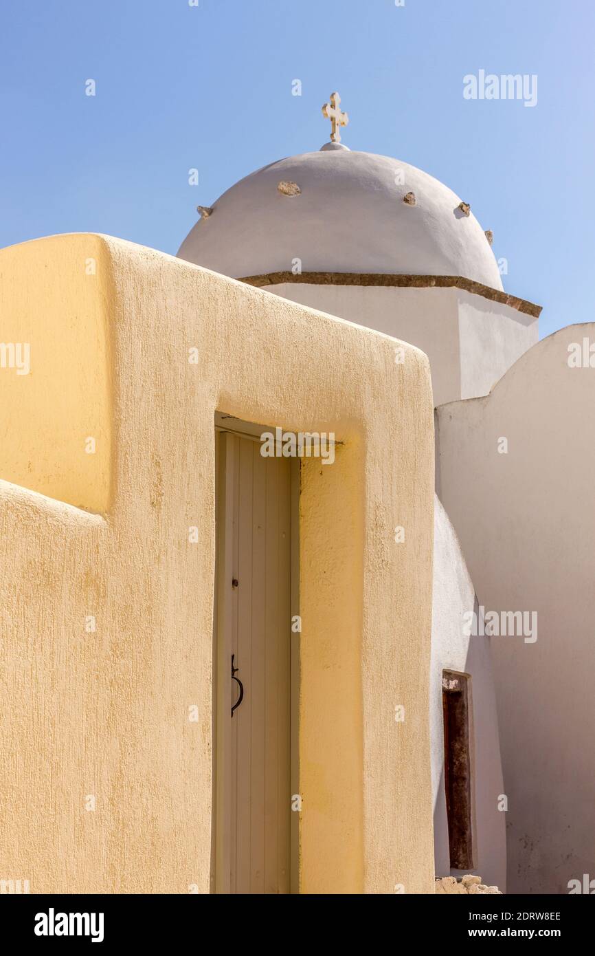 Abstrakte Architektur im alten Teil des Dorfes Oia, auf der Insel Santorini, Kykladen, Griechenland, Europa Stockfoto