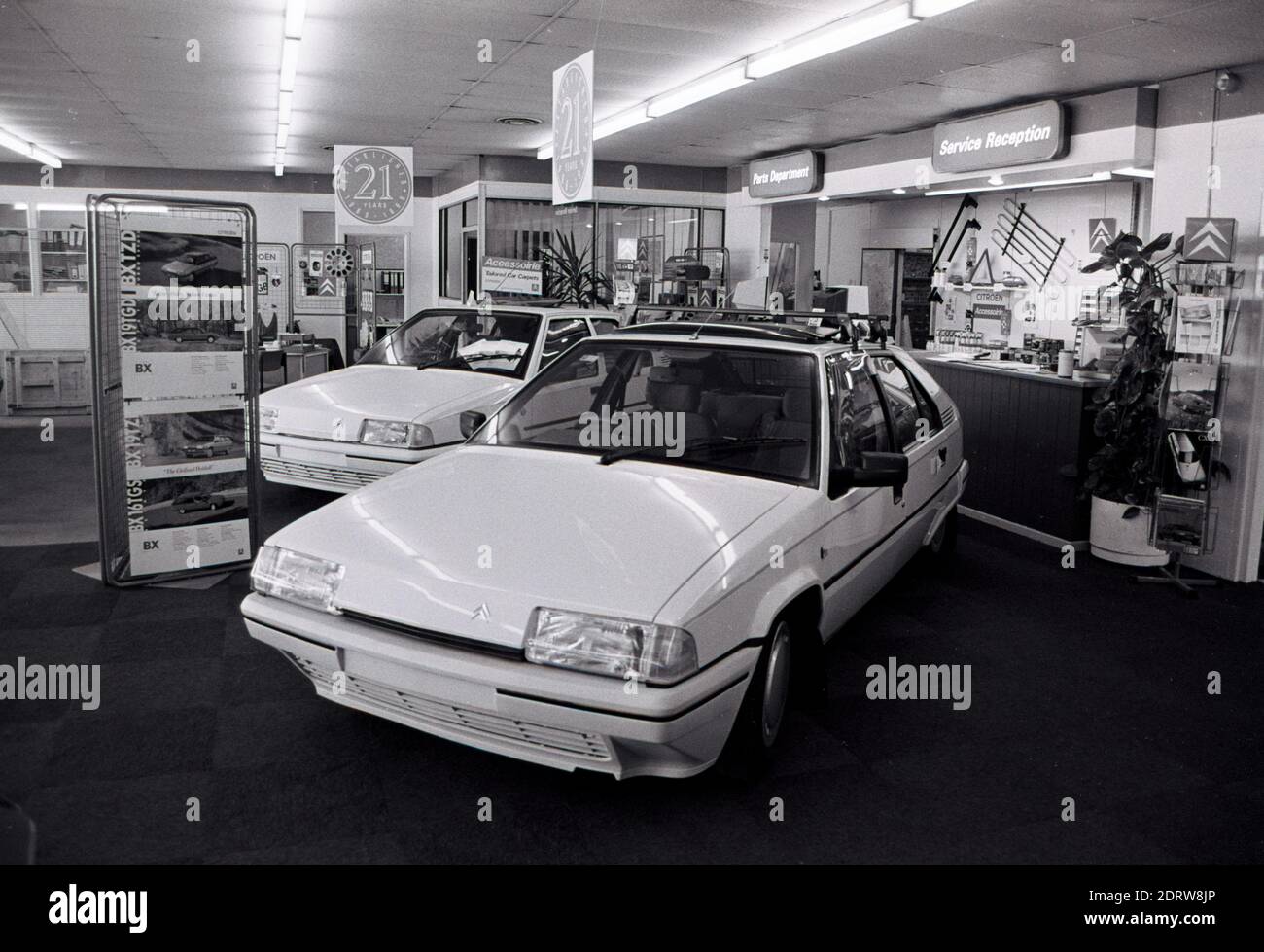 Ein Archivbild aus einem Showroom von Salisbury Citroen mit dem neuesten Modell Citroen BX. GROSSBRITANNIEN 1990 Stockfoto