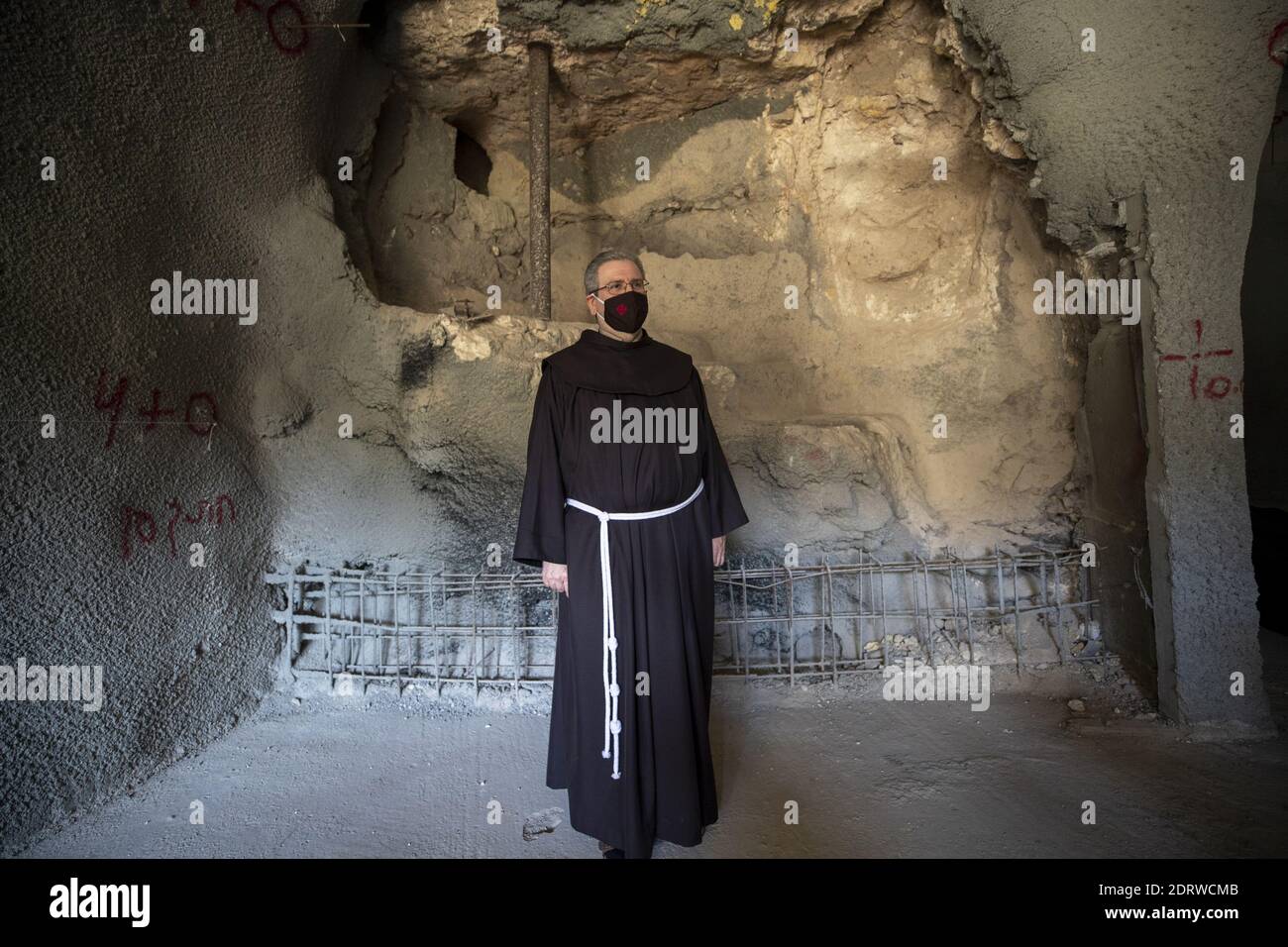 Jerusalem, Israel. Dezember 2020. Fr. Francesco Patton, Kustos des Heiligen Landes, zeigt die Überreste eines zweitausend Jahre alten Ritualbades, das an diesem Ort aus der Zeit der Anwesenheit Jesu in Jerusalem am Montag, dem 2020. Dezember, entdeckt wurde. Nach Angaben der Israel Antiquities Authority IAA, seine eine der ersten archäologischen Beweise für seine Art der zweiten Tempel-Periode Aktivität in Gethsemane. Pool Foto von Atef Safadi/UPI Kredit: UPI/Alamy Live News Stockfoto