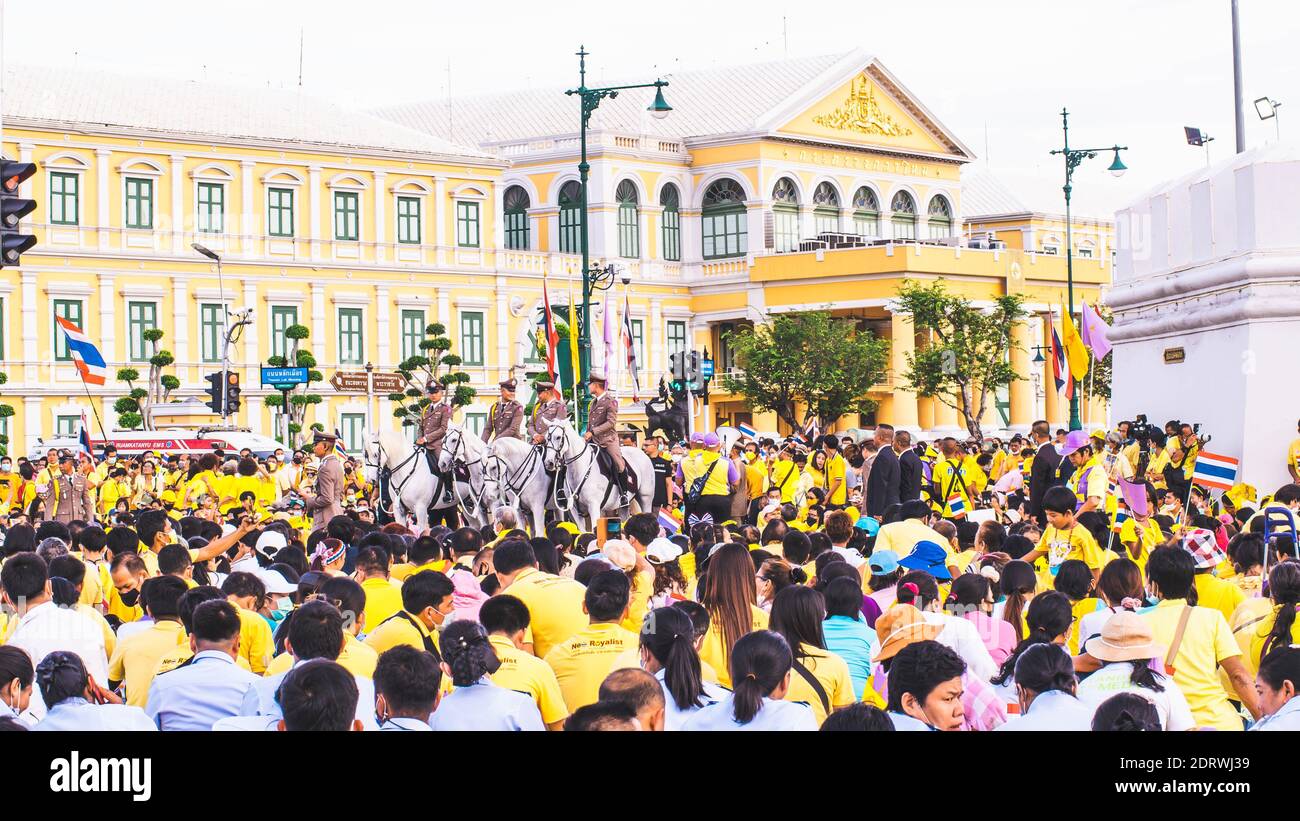 2020. November 01 Bangkok Thailand trägt gelbe Hemden Rallye in Unterstützung der Monarchie Stockfoto