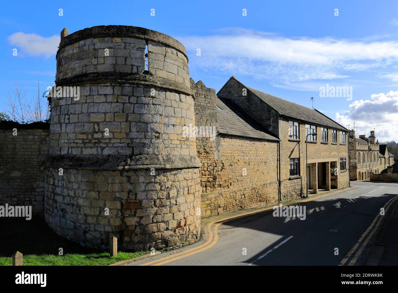 Blick auf den mittelalterlichen West Tower, West Street, Stamford Stadt; Lincolnshire; England; Großbritannien Stockfoto