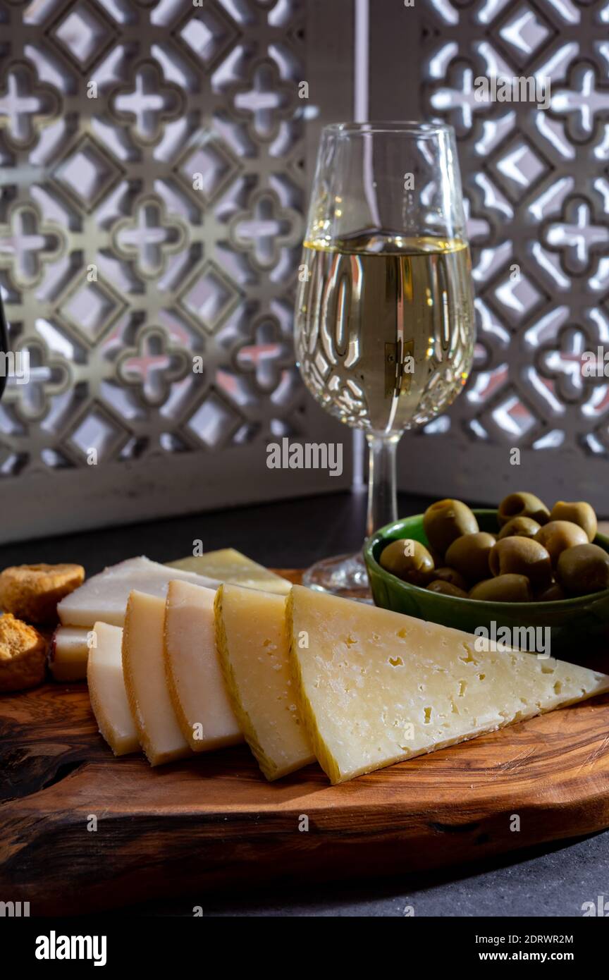 Verkostung von andalusischem fino-Sherry-Wein mit traditionellen spanischen Tapas, grünen Oliven, Mangokäse für Ziegen und Schafe Stockfoto