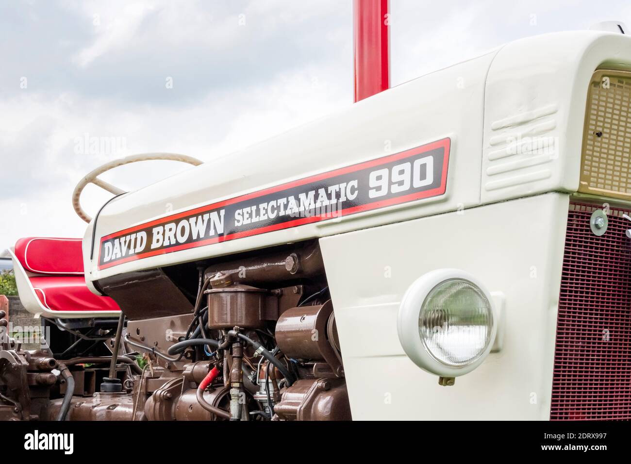 Überstrichen und restauriert weiß David Brown 990 Selectamatic Vintage Traktor auf einer Ausstellung in Nordostengland, Großbritannien Stockfoto