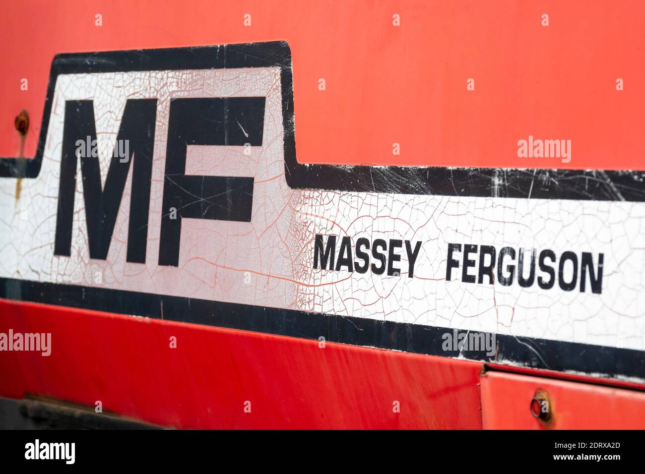 Name auf der Motorabdeckung eines verblassten und unrestaurierten roten Massey Ferguson Vintage Traktors auf einer Ausstellung in Nordostengland, Großbritannien Stockfoto