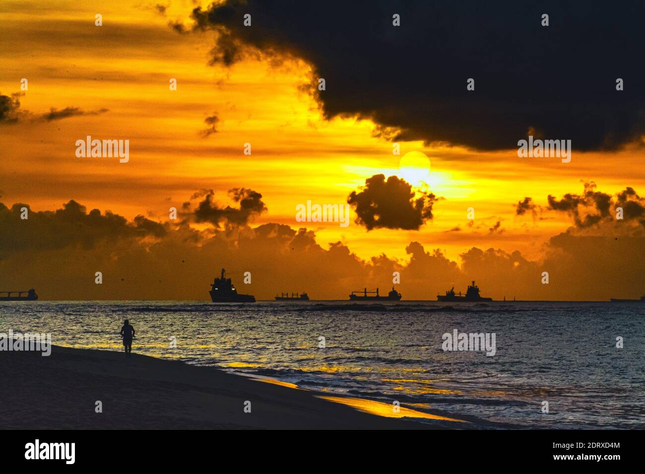 Malerische Aussicht auf Meer gegen Orange Sky Stockfoto