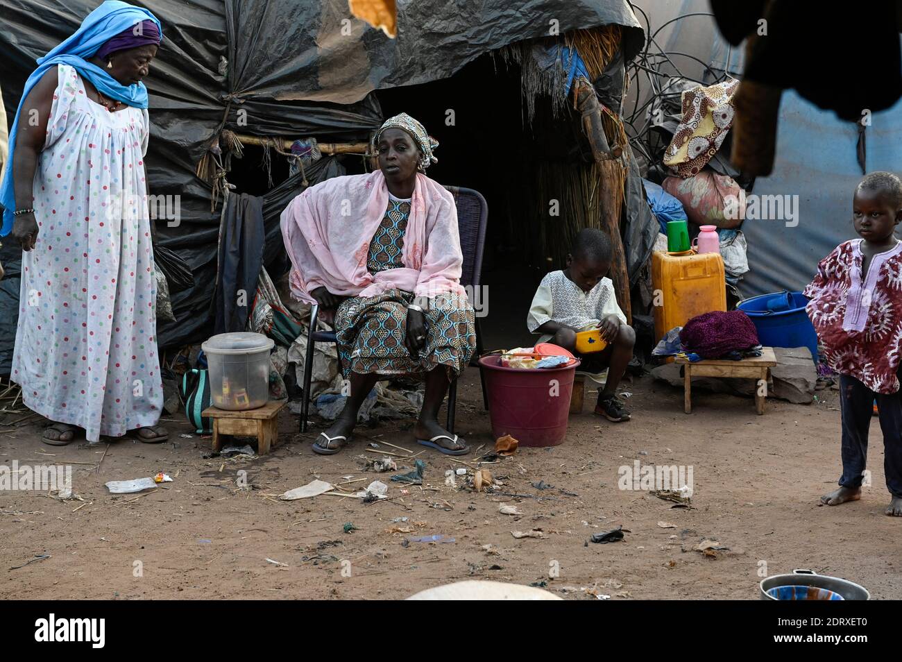 MALI, Bamako, IDP Camp Niamana, Peulh nach ethnischen Konflikten mit Dogon Menschen in der Region Mopti, Peulh Frauen / Peul Fluechtlinge haben sich nach ethnischen Konflikten mit Dogon in der Region Mopti hier angesiedelt, Peul Frauen Stockfoto