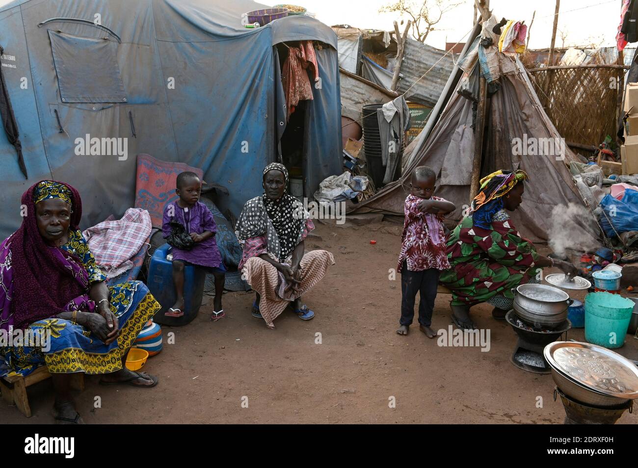 MALI, Bamako, IDP Camp Niamana, Peulh nach ethnischen Konflikten mit Dogon Menschen in der Region Mopti, Peulh Frauen / Peul Fluechtlinge haben sich nach ethnischen Konflikten mit Dogon in der Region Mopti hier angesiedelt, Peul Frauen Stockfoto