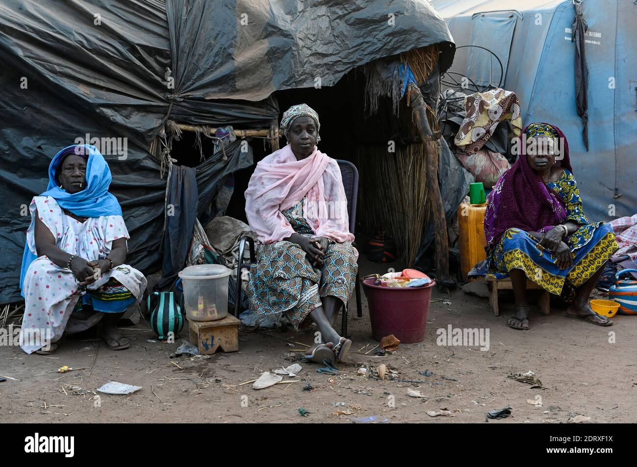 MALI, Bamako, IDP Camp Niamana, Peulh nach ethnischen Konflikten mit Dogon Menschen in der Region Mopti, Peulh Frauen / Peul Fluechtlinge haben sich nach ethnischen Konflikten mit Dogon in der Region Mopti hier angesiedelt, Peul Frauen Stockfoto