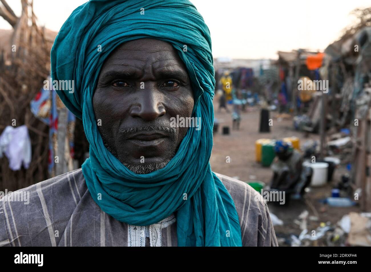 MALI, Bamako, IDP Camp Niamana, Peulh nach ethnischen Konflikten mit Dogon siedelten sich hier Menschen in der Region Mopti, Peulh Familie / Peul Fluechtlinge haben sich nach ethnischen Konflikten mit Dogon in der Region Mopti hier angesiedelt, Peul Familie Stockfoto
