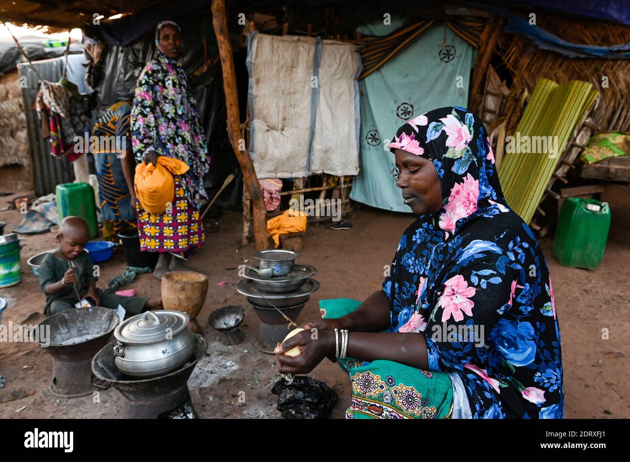 MALI, Bamako, IDP Camp Niamana, Peulh Menschen siedelten hier nach ethnischen Konflikten mit Dogon Menschen in der Region Mopti, Peulh Frauen mit Indigo Tinte bemalt Gesicht / Peul Fluechtlinge haben sich nach ethnischen Konflikten mit Dogon in der Region Mopti hier angesiedelt, Frauen mit Indigo Farbe bemaltes Gesicht Stockfoto