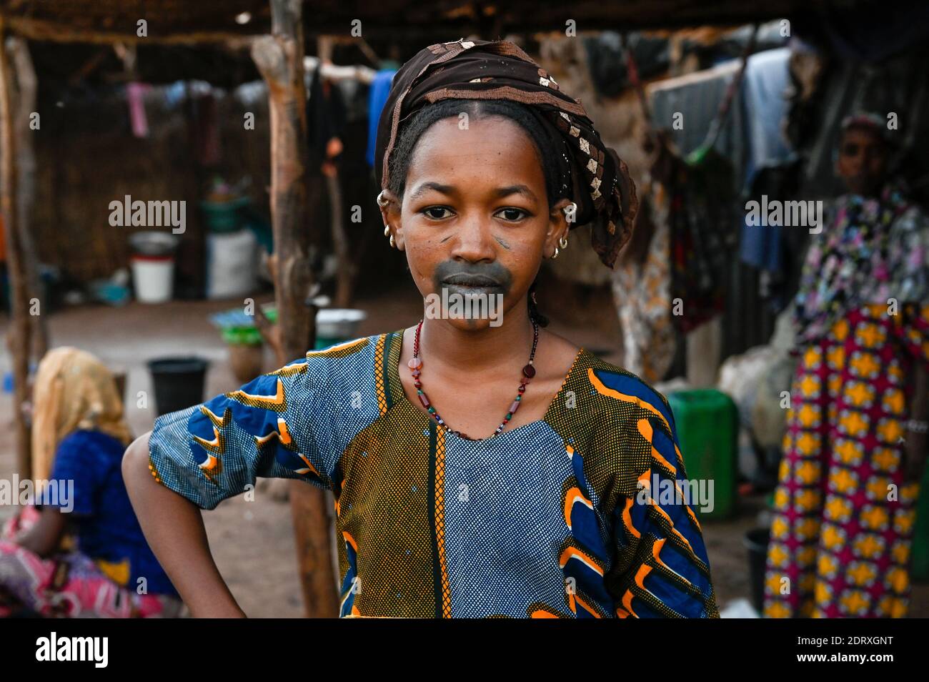 MALI, Bamako, IDP Camp Niamana, nach ethnischen Auseinandersetzungen zwischen Peulh und Dogon verließen viele Menschen ihre Dörfer und suchten Schutz in Niamana, Peulh-Frauen mit Indigo-Tusche bemaltes Gesicht / Flüchtlingslager Niamana, Peul Fluechtlinge aus der Region Mopti, Frau mit Indigo Farbe bemaltes Gesicht, Zwischen den Ethnien Peul und Dogon kam es in der Region Mopti zu gewaltsamen Auseinanders Stockfoto