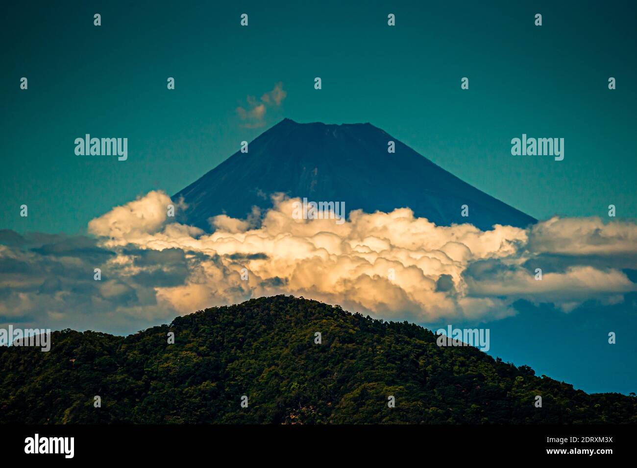 Fuji versteckt sich meist hinter einem Wolkenschleier und wird daher in Japan als schüchterne Göttin verehrt. Mount Fuji von Matsuzaki, Shizuoka, Japan Stockfoto