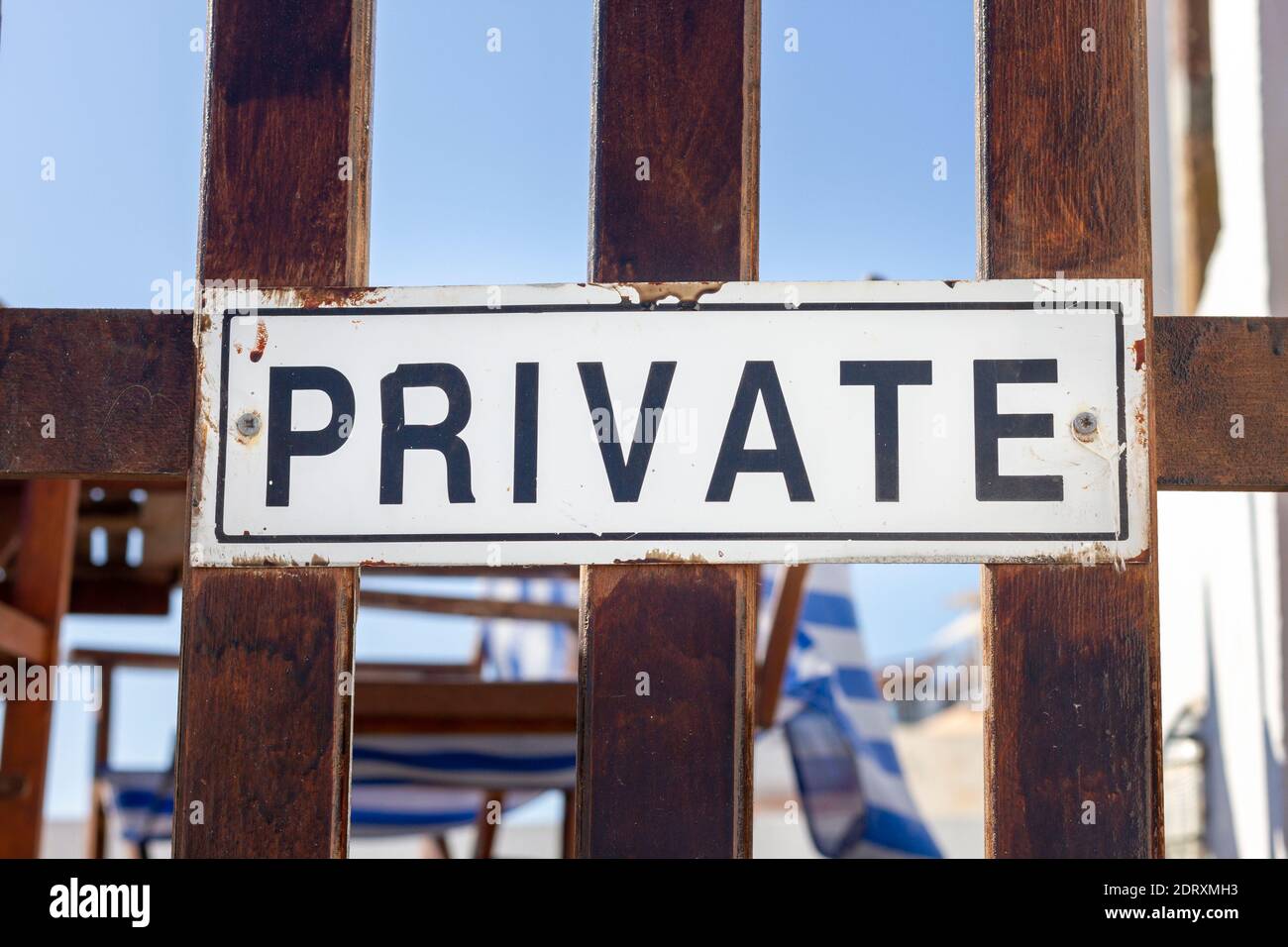 "Privates" Schild an einer Holztür, das Besucher darüber informiert, dass der Eintritt nur nach Ermessen des Besitzers erlaubt ist. Stockfoto