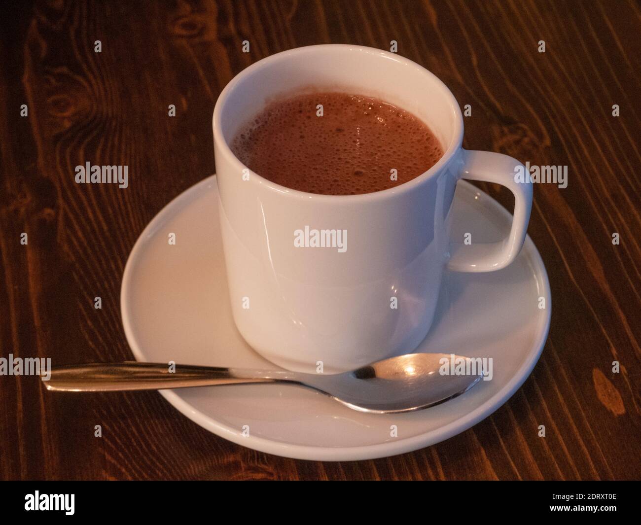 tasse exquisite heiße Schokolade auf Holztisch Stockfoto